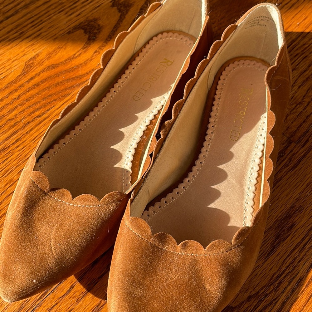 Scalloped Brown Flat